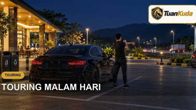 Pengemudi beristirahat di lokasi resmi saat touring malam hari